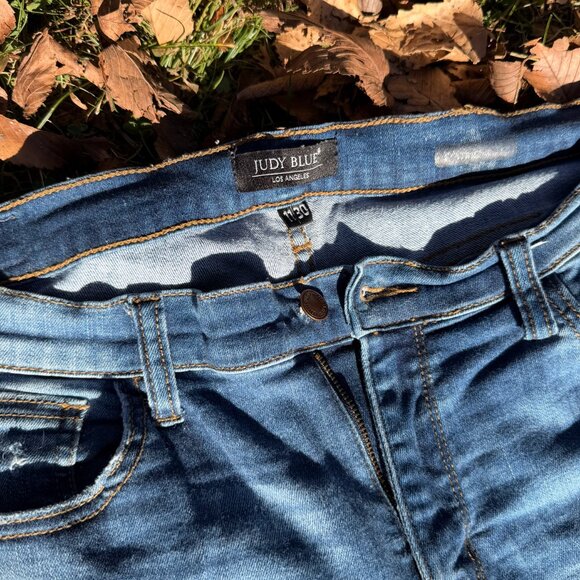 Judy Blue Distressed Star Patch Jeans – Mid-Rise Skinny Fit (Size 13/31) - Picture 3 of 4